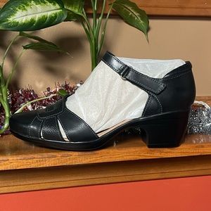 CLARKS EMILY DAISY BLACK LEATHER PUMP. NEW IN BOX. SIZE 11W.